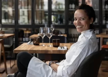 Chef Alessandra Montagne assume restaurante no Louvre