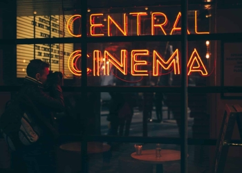 Letreiro escrito Central Cinema. Foto: Clem Onojeghuo/Pexels.