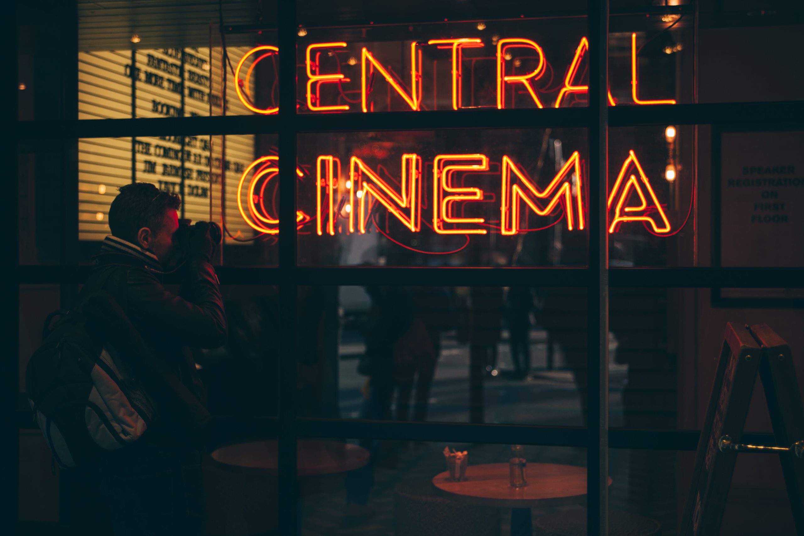 Letreiro escrito Central Cinema. Foto: Clem Onojeghuo/Pexels.