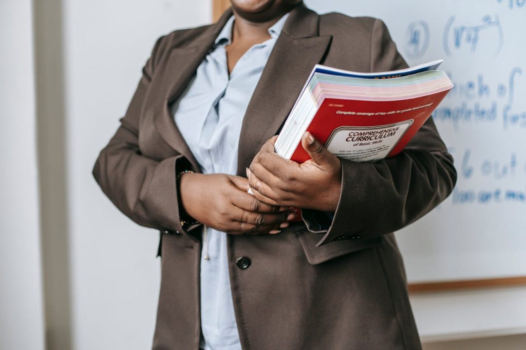 Corredor de aplausos para professora aposentada. (Foto: Katerina Holmes/Pexels)