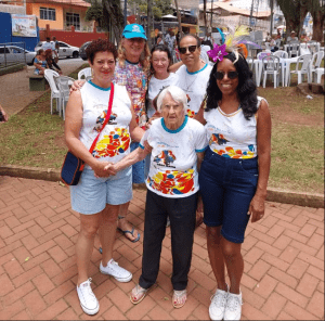 Vovó foliã brilha no carnaval