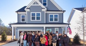 Família de Juantrea Bradley. (Foto: Operation Coming Home and Garman Homes/Divulgação)