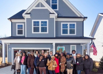 Família de Juantrea Bradley. (Foto: Operation Coming Home and Garman Homes/Divulgação)