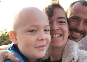 Foto da família do menino que venceu a leucemia