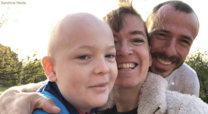Foto da família do menino que venceu a leucemia