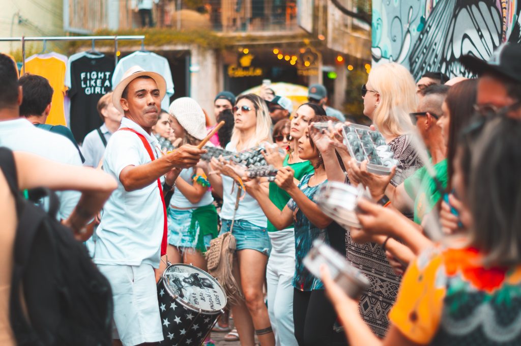 Banda toca durante o Carnaval. Foto: Luis Fernandes/Pexels.