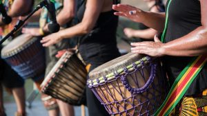 Parceria com Candongueiro explora o samba na pesquisa. (Foto: Lee Pigott/Unsplash)