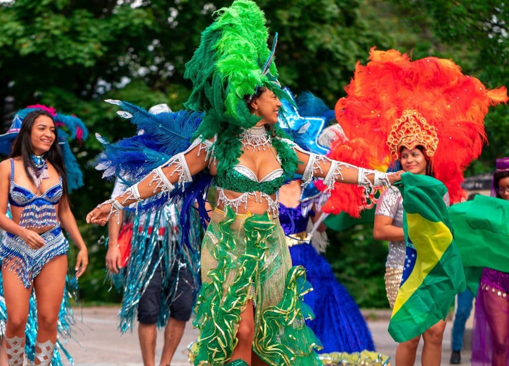 Mulher desfila ao som de samba.