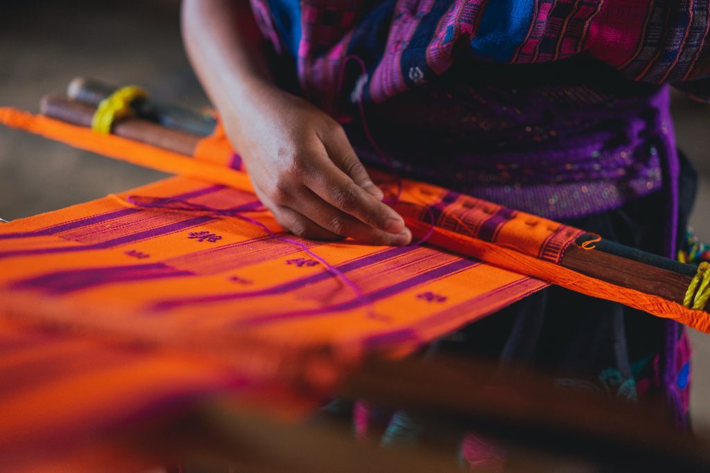 Tecido de bagaço de maçã. (Foto: Los Muertos Crew/Pexels)