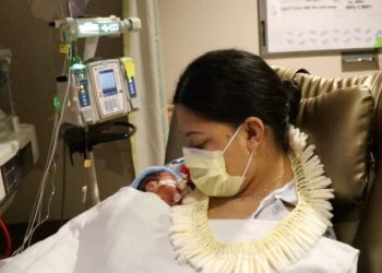 Conheça a terapia do abraço que beneficia bebês prematuros