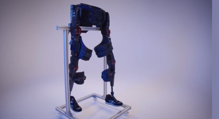 Exoesqueleto permite que pessoas com deficiência fiquem em pé