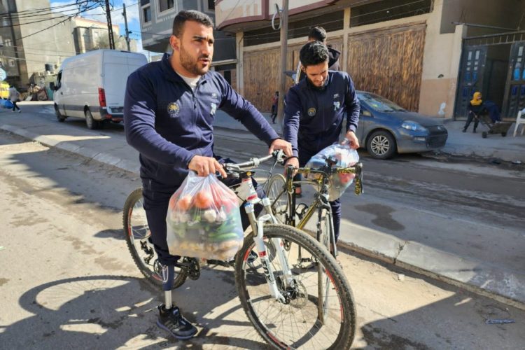 Para-ciclistas entregam ajuda a milhares de pessoas em Gaza