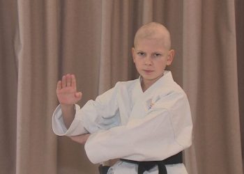 Lutando contra o câncer, jovem de 14 anos vira campeão de karatê
