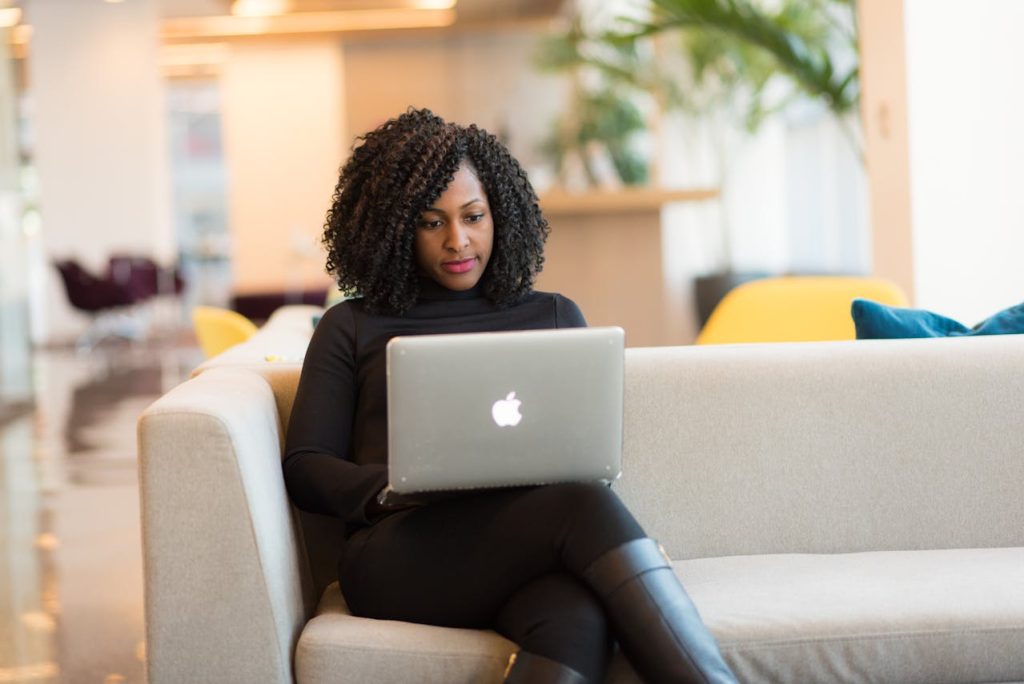 Apoio à inclusão feminina em tecnologia. (Foto: Christina Morillo/Pexels)