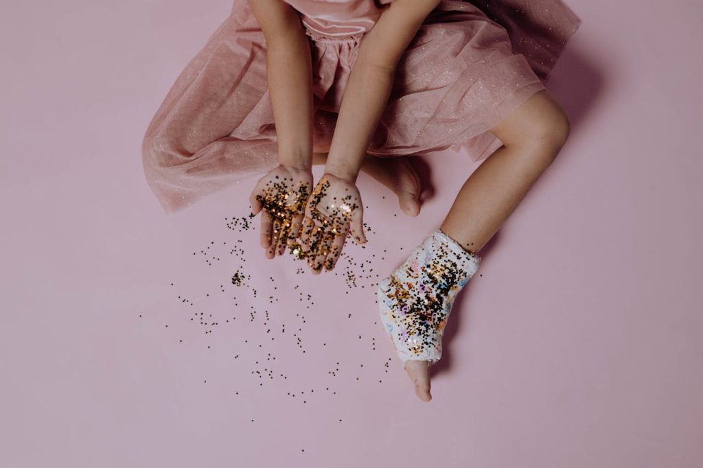 Bioglitter: a alternativa eco-friendly ao glitter. (Foto: Cottonbro Studio/Pexels)