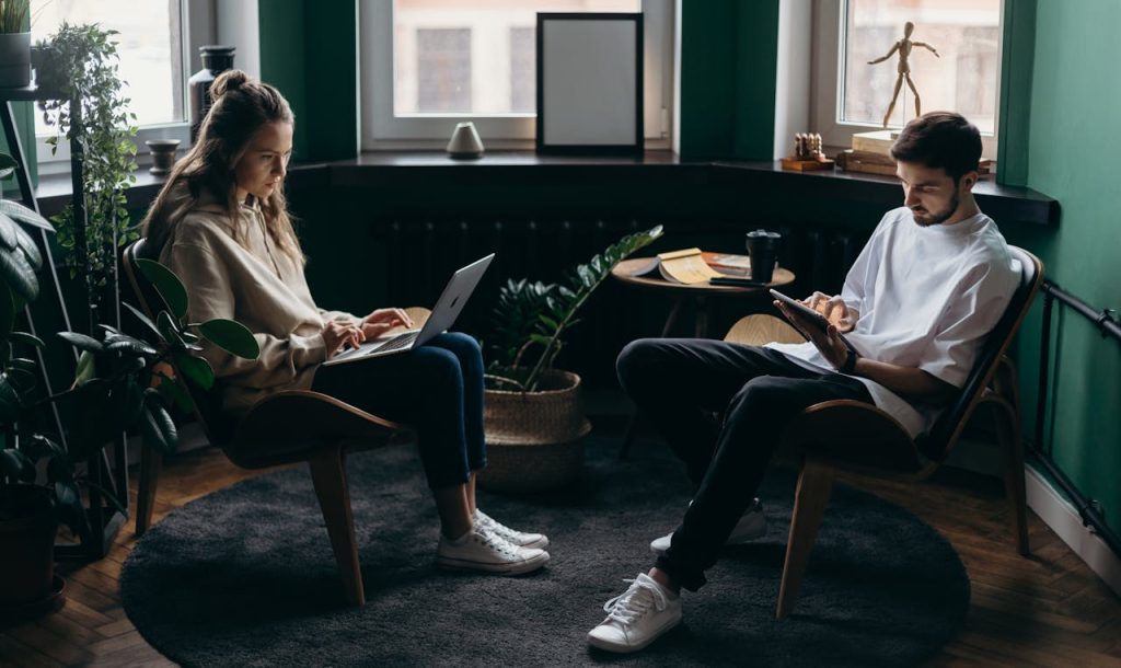 Como a ideia de um 'terceiro espaço' no escritório ajuda no engajamento dos funcionários. (Foto: Cottonbro Studio/Pexels)