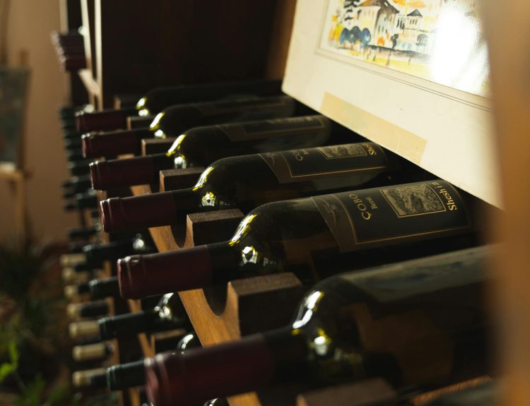 Dicas para armazenar garrafas de vinho. (Foto: Dmitry Limonov/Pexels)