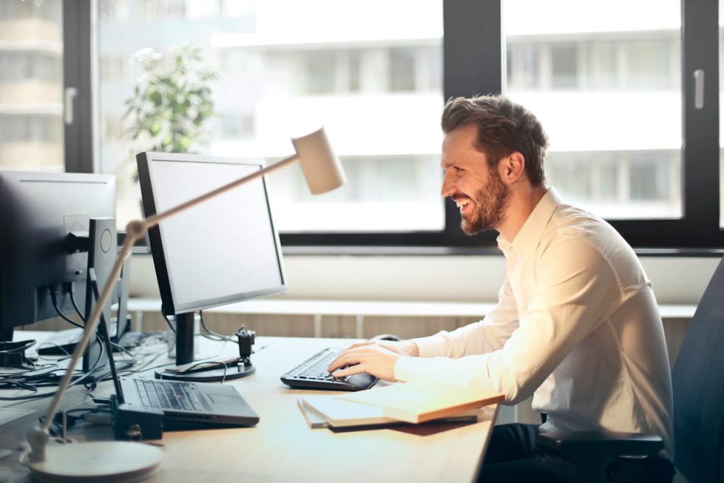 Empresas de tecnologia valorizam o trabalho no escritório. (Foto: Andrea Piacquadio/Pexels)