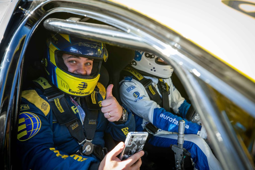 Experiência Stock Car no carro de volta rápida. (Foto: Divulgação/Play For a Cause)