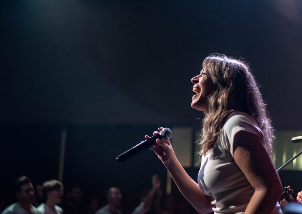 Homenagem ao Dia Internacional da Mulher diversidade musical no palco. (Foto: Franco Monsalvo/Pexels)