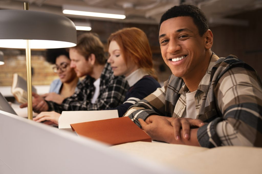 Impacto social e profissional de jovens. (Foto: Divulgação/Freepik)