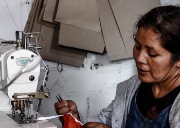 Iniciativa oferece oportunidade para costureiras. (Foto: Xiomara Espinola Baca/Pexels)