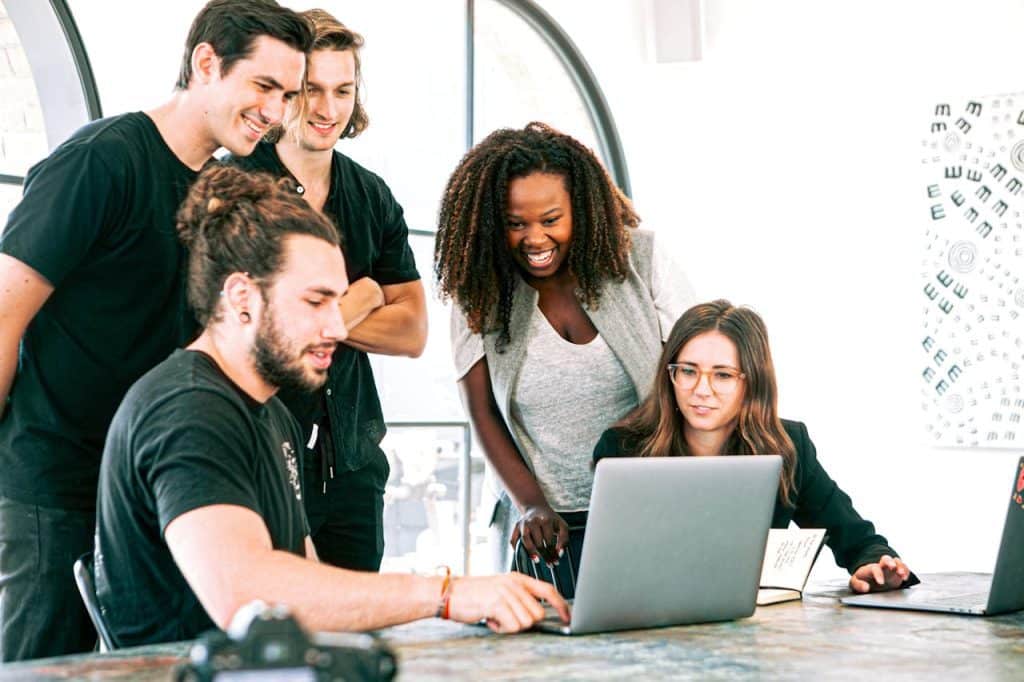 Liderança empática impulsiona inovação. (Foto: Canva Studio/Pexels)