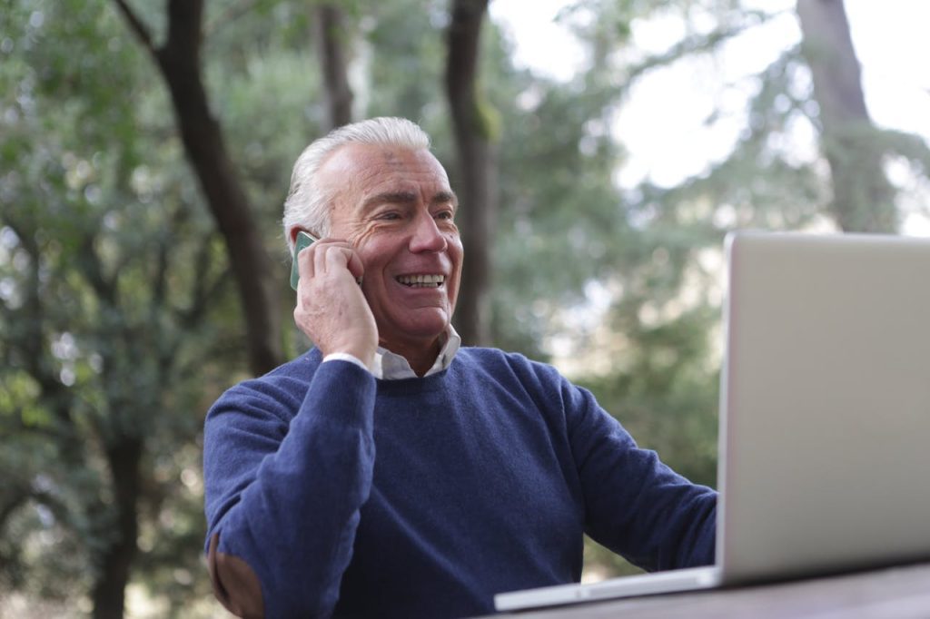 Novo dispositivo IA para fala sem cordas vocais. (Foto: Andrea Piacquadio/Pexels)