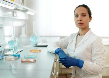 Participação feminina na ciência brasileira cresce 29% em 20 anos