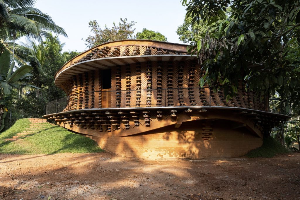 Casa na Índia reaproveita brinquedos reciclados em sua fachada