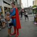 'Superman brasileiro': advogado alegra hospitais no Rio