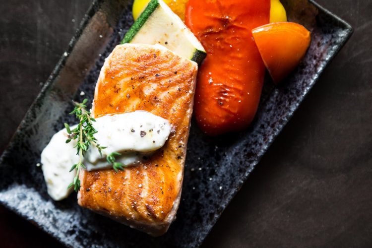 Aprenda a fazer uma receita gourmet de salmão crocante + risoto. (Foto: Malidate Van/Pexels)