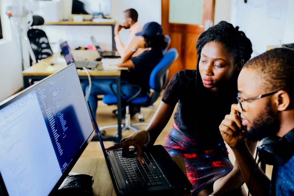 Se inscreva para as bolsas de estudo Black STEM. (Foto: Desola Lanre-Ologun/Unsplash)