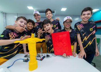 Os alunos conquistaram o segundo lugar na competição de vídeos com produção sobre projeto que une robótica e acessibilidade. (Foto: Divulgação)