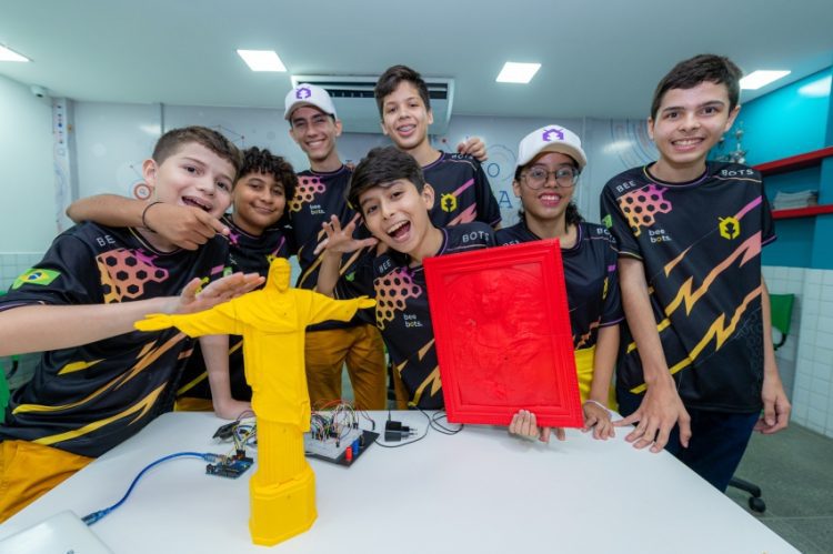 Os alunos conquistaram o segundo lugar na competição de vídeos com produção sobre projeto que une robótica e acessibilidade. (Foto: Divulgação)