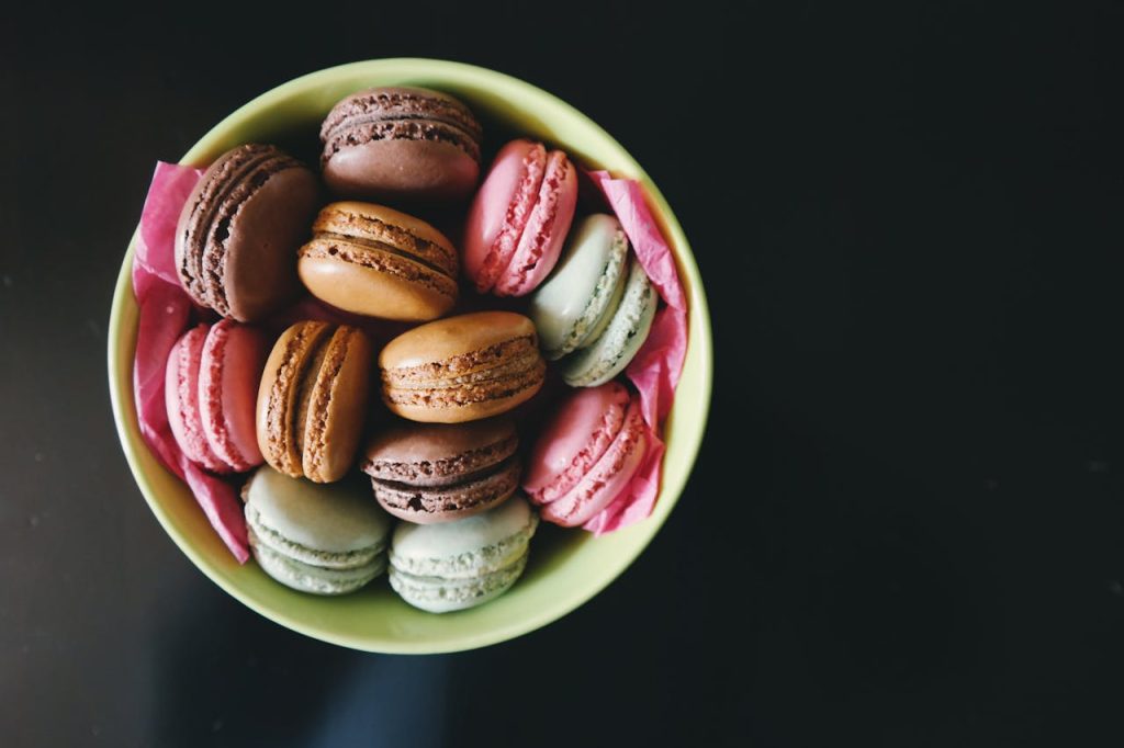 Realize o sonho de degustar macarons em Paris. (Foto: Brigitte Tohm/Pexels)