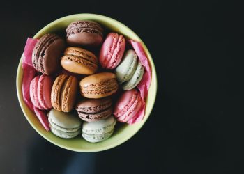 Realize o sonho de degustar macarons em Paris. (Foto: Brigitte Tohm/Pexels)