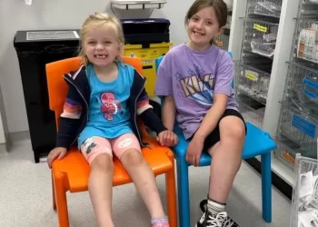 Transplante entre irmãs: menina de 2 anos salva irmã de leucemia