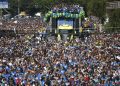 Milhares de fiéis participaram da Marcha para Jesus em São Paulo, levando uma bandeira gigante de Israel. Evento reuniu diversas denominações religiosas.