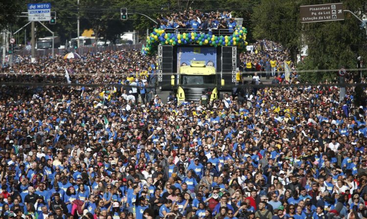 Milhares de fiéis participaram da Marcha para Jesus em São Paulo, levando uma bandeira gigante de Israel. Evento reuniu diversas denominações religiosas.