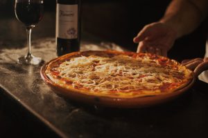 A Galette de Cebola é uma ótima opção para compor a mesa de um almoço ou jantar, ou mesmo de uma reunião com amigos.