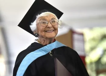 Idosa de 105 anos obtém mestrado 83 anos após início do curso