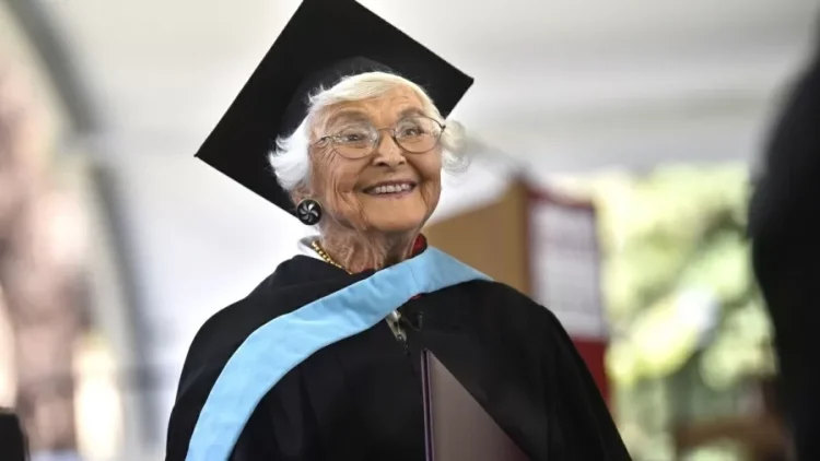 Idosa de 105 anos obtém mestrado 83 anos após início do curso