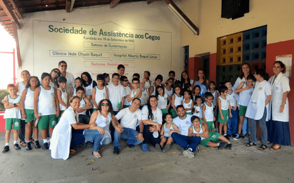 Livros infantis em Braile doados pela Fundação Beto Studart. Na foto, alunos da Escola Instituto. (Foto: Reprodução/Instituto Hélio Góes)