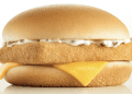 McFish é um sanduiche com filé de peixe, queijo, picles e molho tártaro.