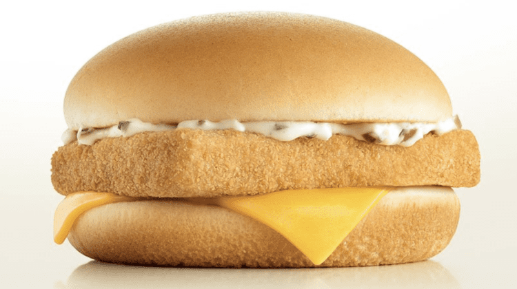 McFish é um sanduiche com filé de peixe, queijo, picles e molho tártaro.