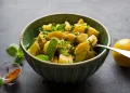 Aprenda a fazer uma salada de batata com limão e hortelã. Uma alternativa para as tradicionais. (Foto: Reprodução/Andrew Scrivani)