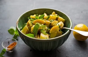 Aprenda a fazer uma salada de batata com limão e hortelã. Uma alternativa para as tradicionais. (Foto: Reprodução/Andrew Scrivani)