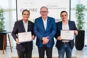 Foto ilustrativa da última entrega da certificação ESG. Na ocasição, selo foi destinado a BSPAR Incorporações e 3E Soluções. (Foto: Divulgação/FIEC)