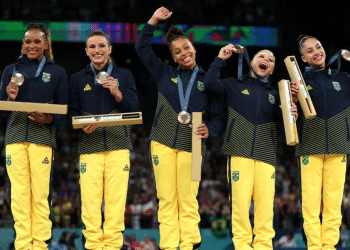 Ginástica olímpica leva bronze por equipes em Paris